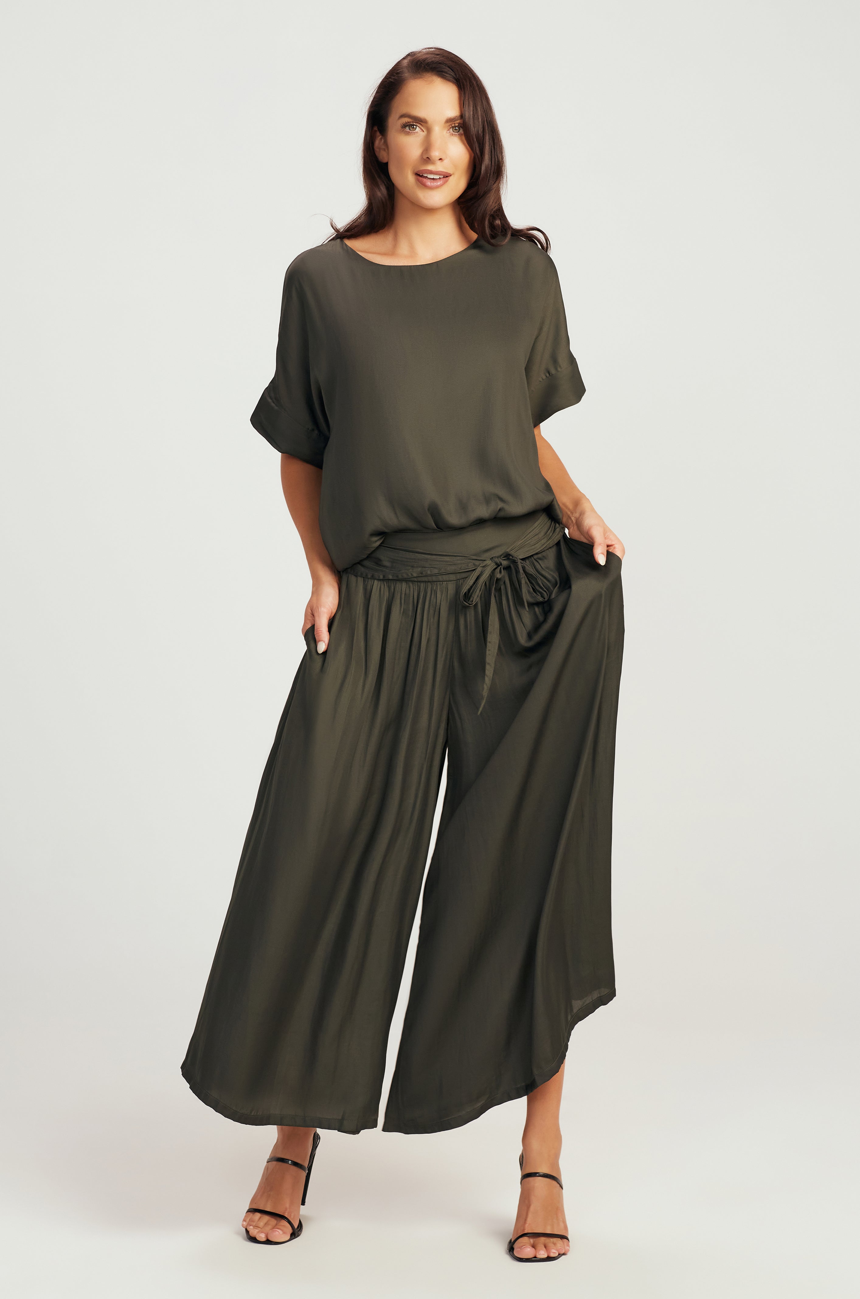 Round neck top, with super soft cotton lining on inside. A scooped hemline which covers the front and longer at the back to make sure the length of the drape is completely flattering when worn loose over pants .